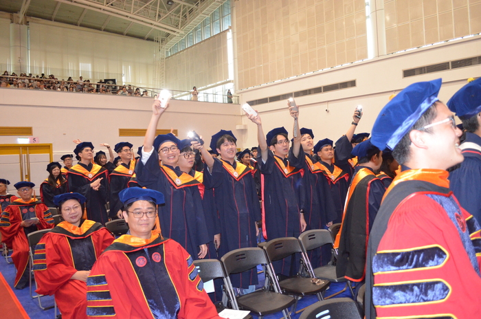 Behind-the-scenes moments from the graduation ceremony.(Open new window/jpg file)Image
