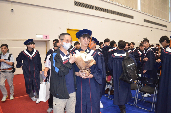 Behind-the-scenes moments from the graduation ceremony.(Open new window/jpg file)Image