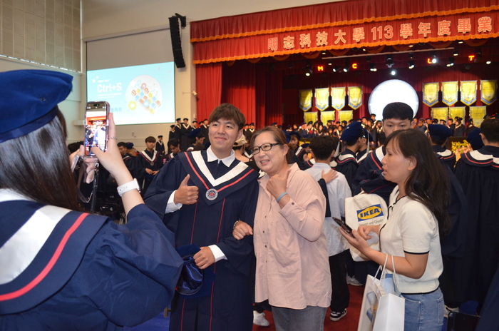 Behind-the-scenes moments from the graduation ceremony.(Open new window/jpg file)Image