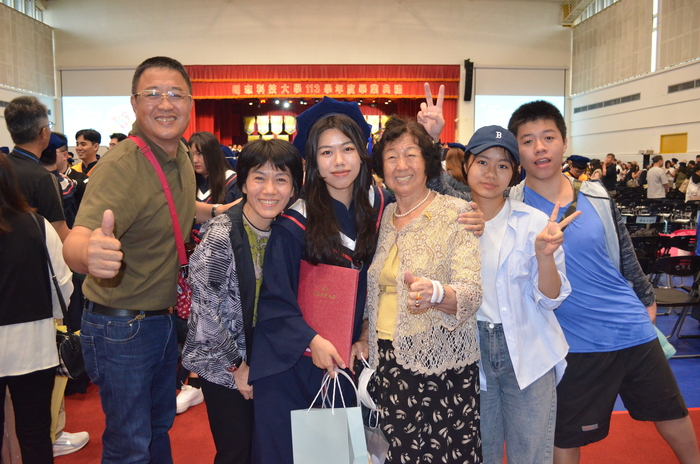 Behind-the-scenes moments from the graduation ceremony.(Open new window/jpg file)Image